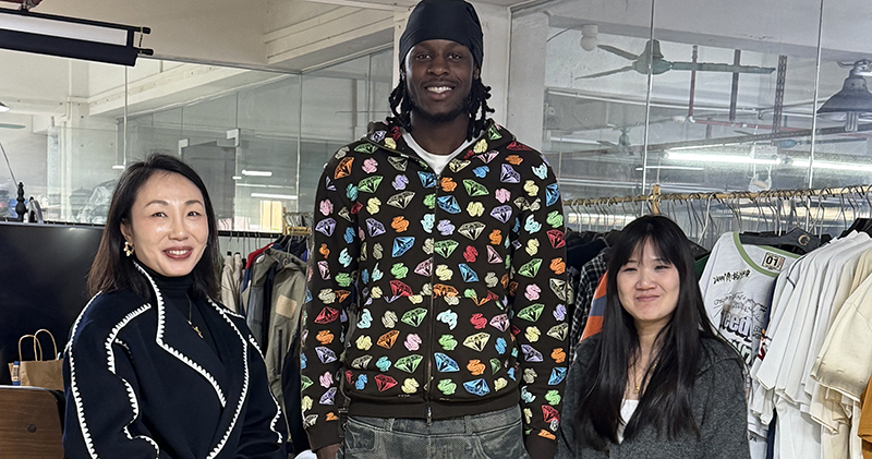 Brand owner talking with custom clothing manufacturer JiuvelWear